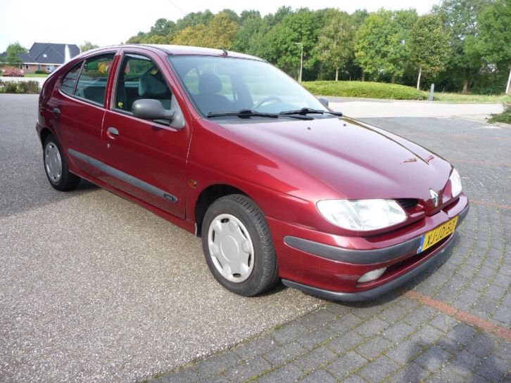 Renault Megane 1.6 E HB RN 1998 Rood