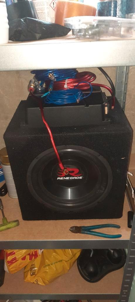 Renegade sub met pioneer versterker 600 watt