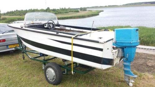 Retro speedboot opknapper op trailer plus motor