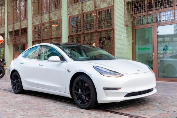 Rij een jaar lang gratis in een Tesla Model 3