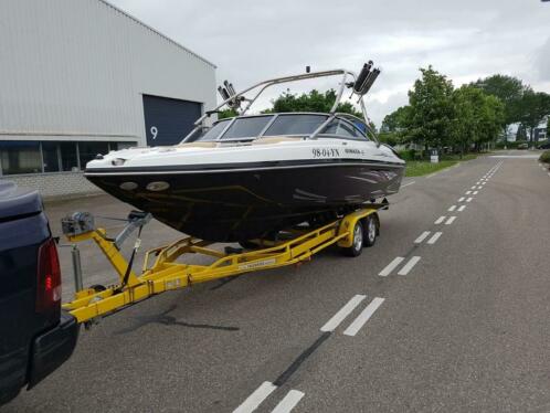 Rinker 226 BR. Speedboot.