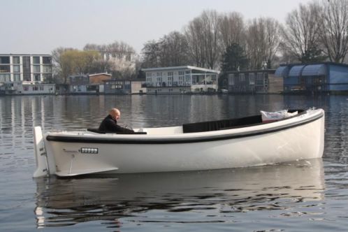 Robuuste sloep voor buitenboordmotor in bun of dieselmotor