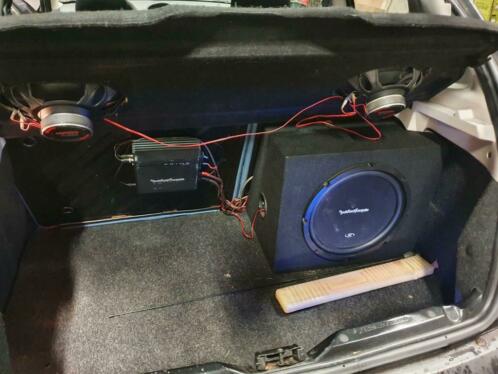 rockford fosgate 250 watt subwoofer en versterker.