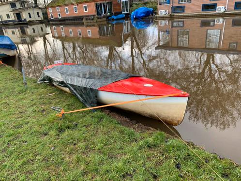 Rode boot met elektrische motor in Zwolse gracht