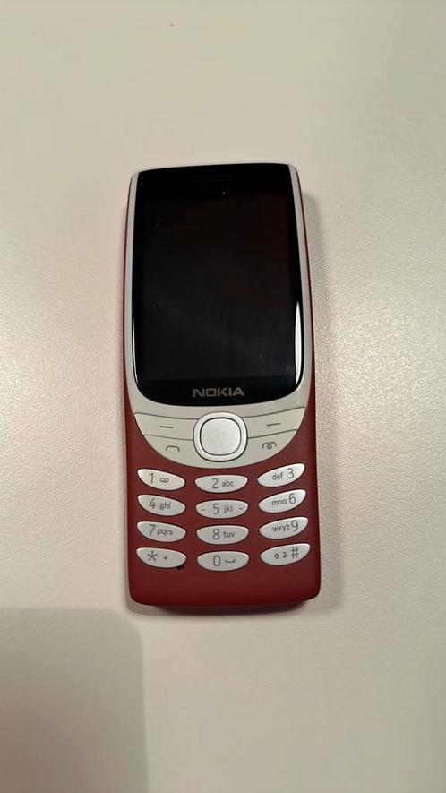 Rode Nokia 8210 4G