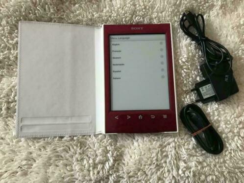 Rode Sony PRS-T2 e-reader met witte Sony cover en oplader