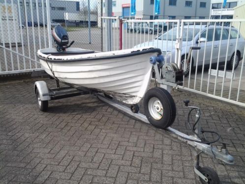 Roei  visboot 3,2mtr met 5 pk YAMAHA en trailer