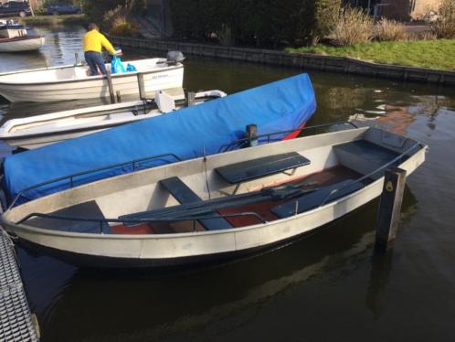 Roeiboot en buitenboordmotor