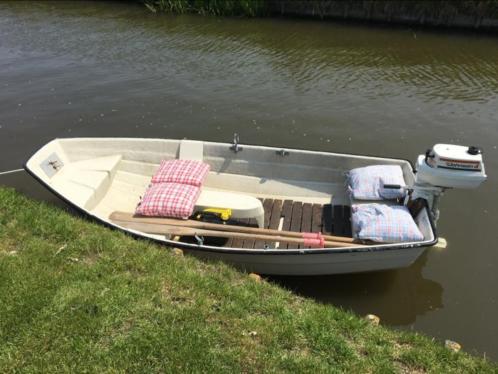 Roeiboot met 4pk 2-takt motor en aanhanger