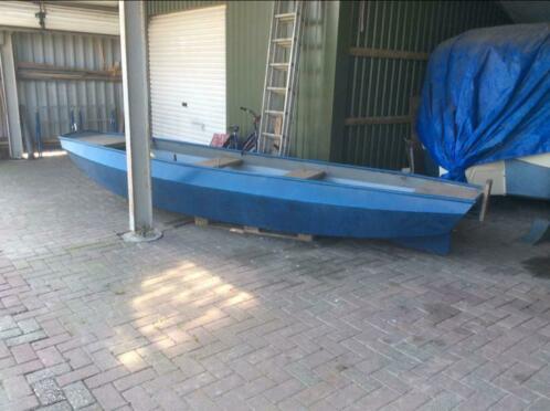 Roeiboot met bb motor en roeispanen