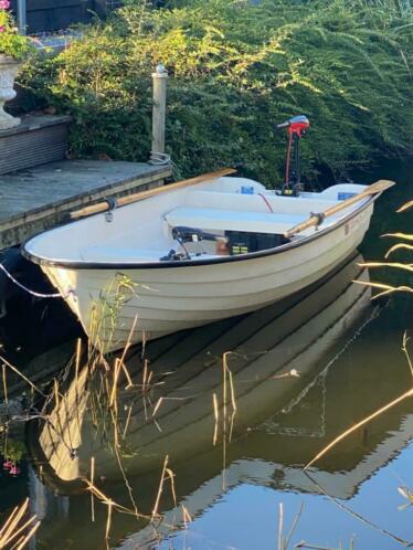 Roeiboot met elektrische buitenboordmotor