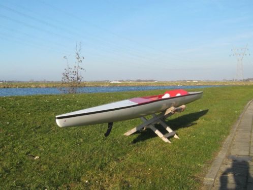 roeiboot  skiff  volans 2 met 2 riemen en ligplaats