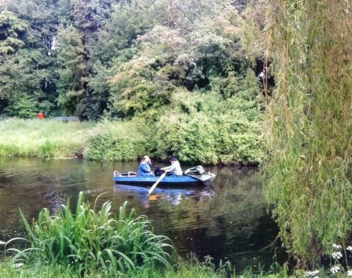 roeiboot van ijzer met roeispanen 