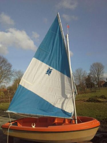 Roeiboot, zeilboot met buitenboordmotor.