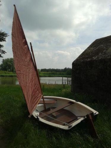 Roeibootje, zeilbootje of bijboot (kleine roeibootzeilboot)