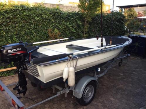 Roeivisboot met motor en trailer