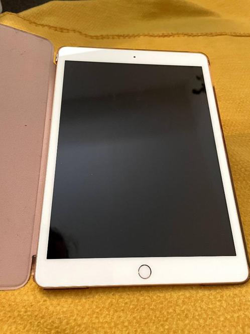 Rose gold iPad 32GB, 7th generation, good as new
