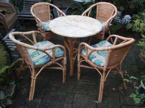 Rotan tuinset (Tafel en 4 stoelen met kussens)