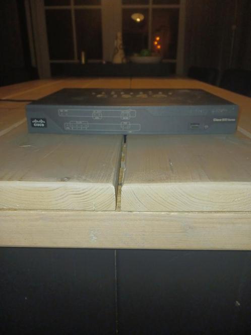 Router Cisco 880 serie.