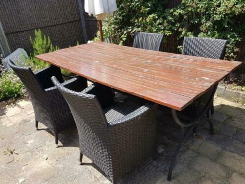 Royale tuinset met wicker stoelen op hardhouten tafelblad