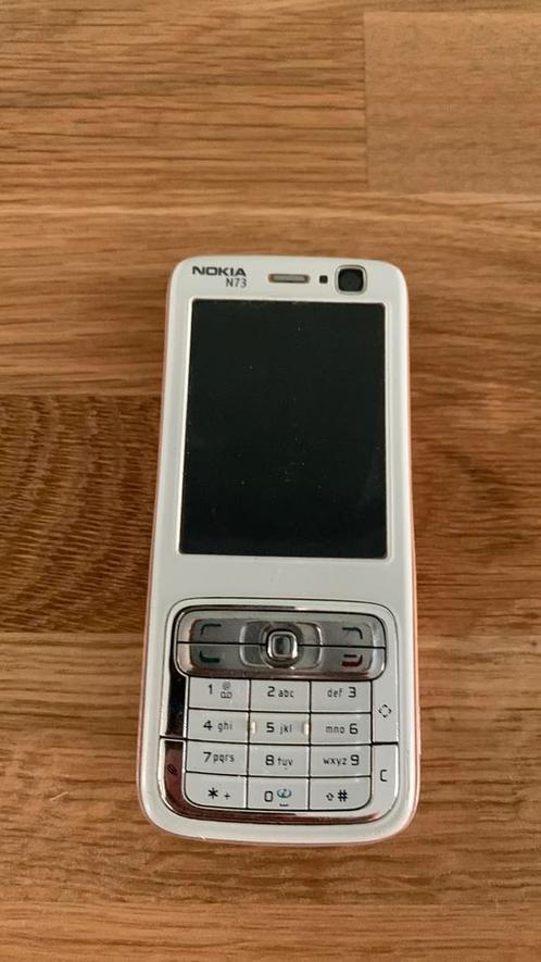 Roze Nokia N73 met accessoires