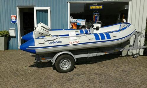 Rubberboot met buitenboord motor en kanteltrailer