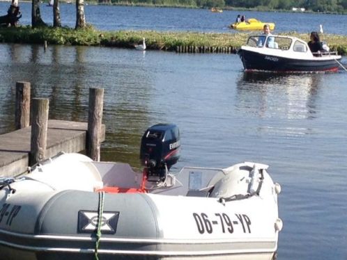 rubberboot met buitenboordmotor en trailer