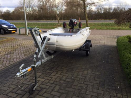 Rubberboot met buitenboordmotor en trailer