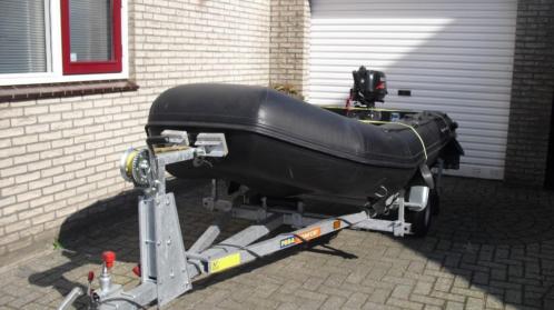 Rubberboot met buitenboordmotor en trailer