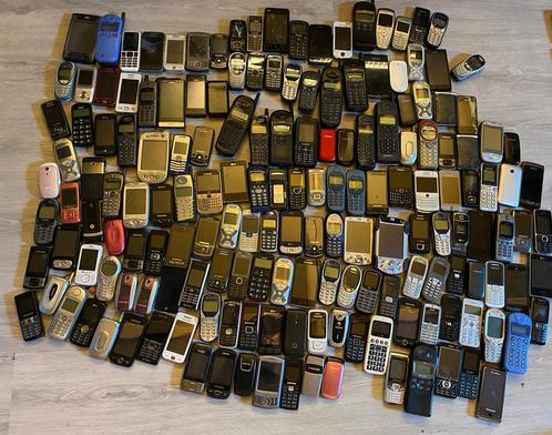 Ruim 180 vintage mobieltjes