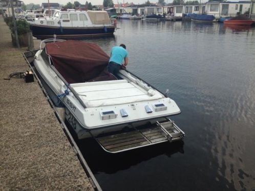 Ruime en degelijke speedboot met defecte motor