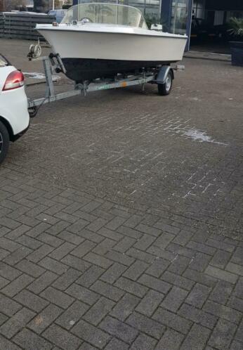 Ruime speedboot met 30 pk buitenboordmotor en boot trailer