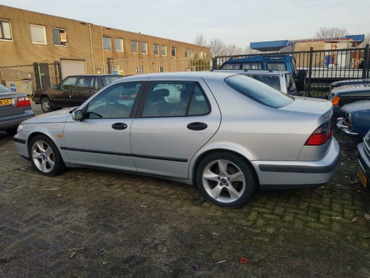 Saab 9-5 2.0 T 1998 Grijs ratel in motor