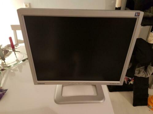 Samsung 21.3 inch beeldscherm met externe geluidsboxen 