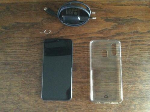 Samsung Galaxy A40, met hoesje, oplader en SIM-kaart pin.
