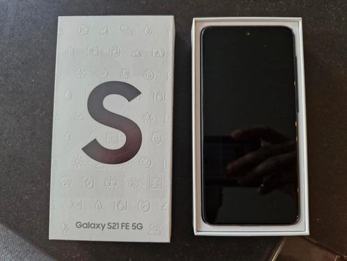 Samsung Galaxy S21 FE 5G met het orginele doosje en hoesje