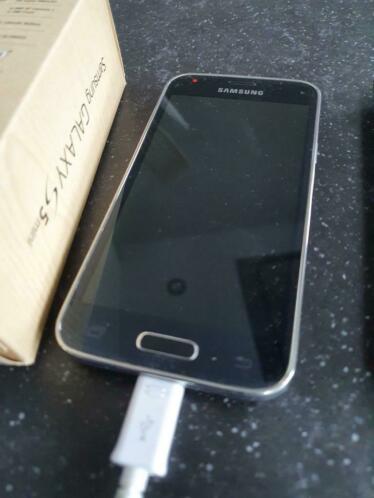 Samsung Galaxy S5 mini met lader en hoesje
