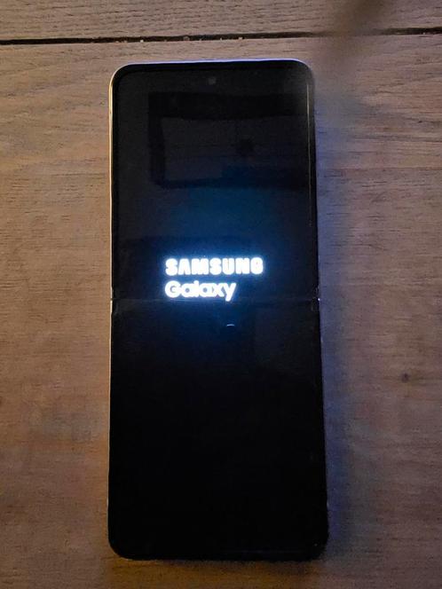Samsung Galaxy Z Flip3 5G zo goed als nieuw met diverse hoes