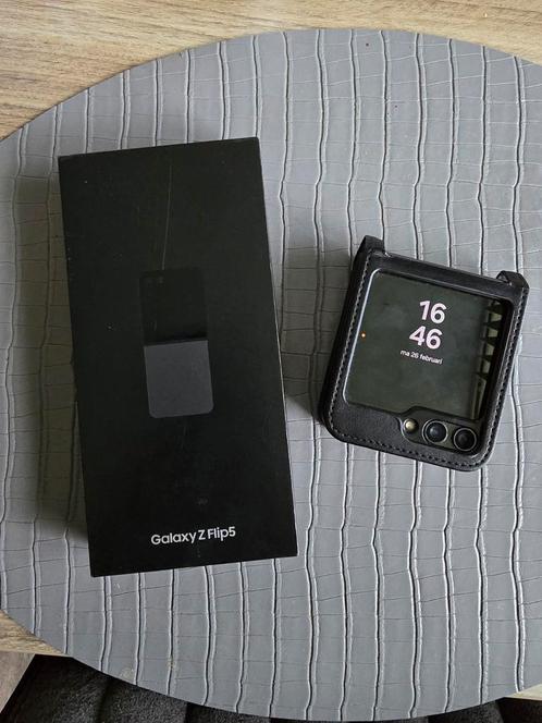 Samsung Galaxy Z Flip5 met hoesje  Factuur (2 maanden oud)