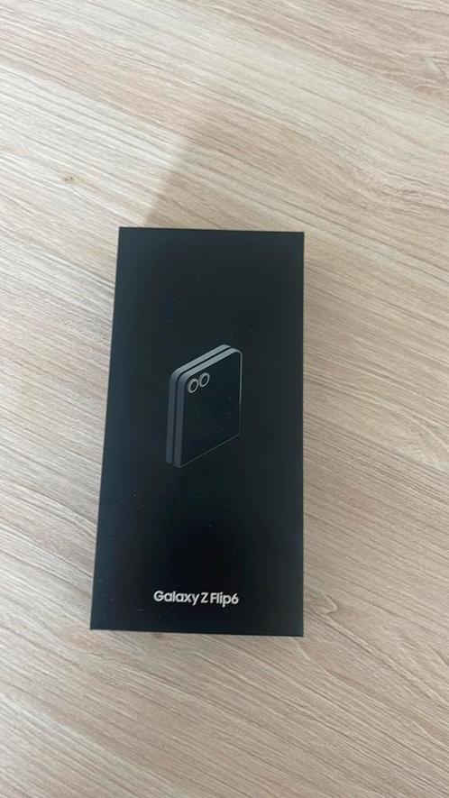Samsung Galaxy Z Flip6 Silver Shadow
