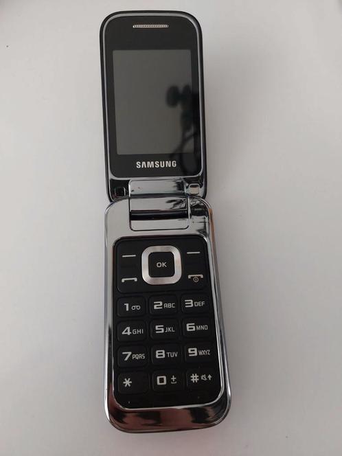 Samsung GT - C3590 (oplader, oortjes, doos en handleiding)