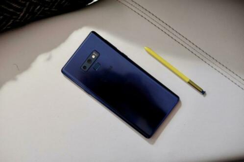 Samsung Note 9 Blue met paarse case.