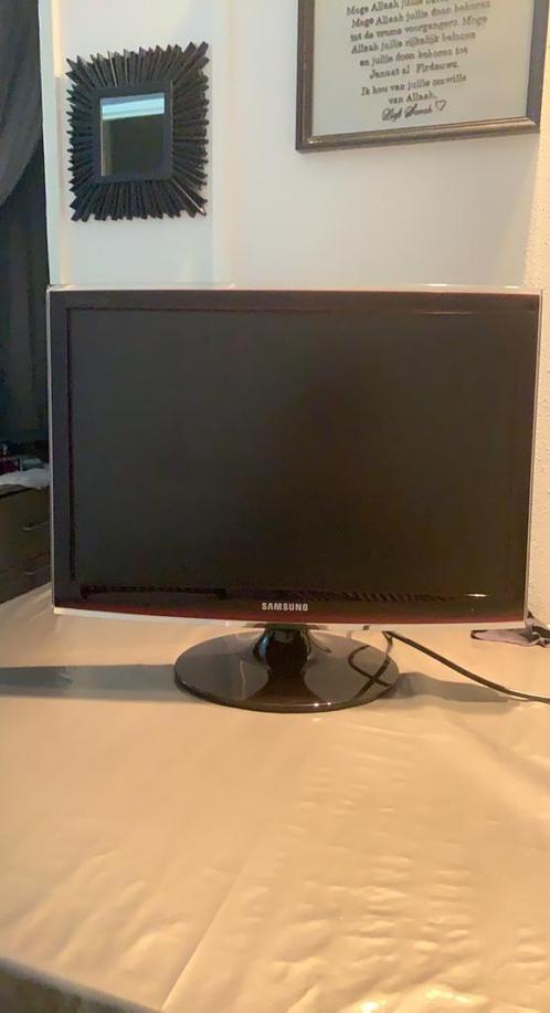 Samsung T220 22 lcd monitor.