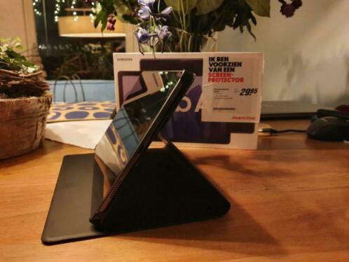 Samsung Tab A7 met screenprotector en orginele book cover.