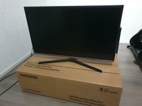 Samsung U32H850 32 Inch 4K QLED Monitor