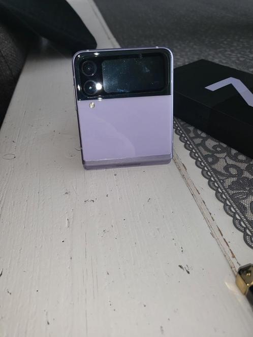 Samsung Z flip 3 i  kleur paars met hoesje