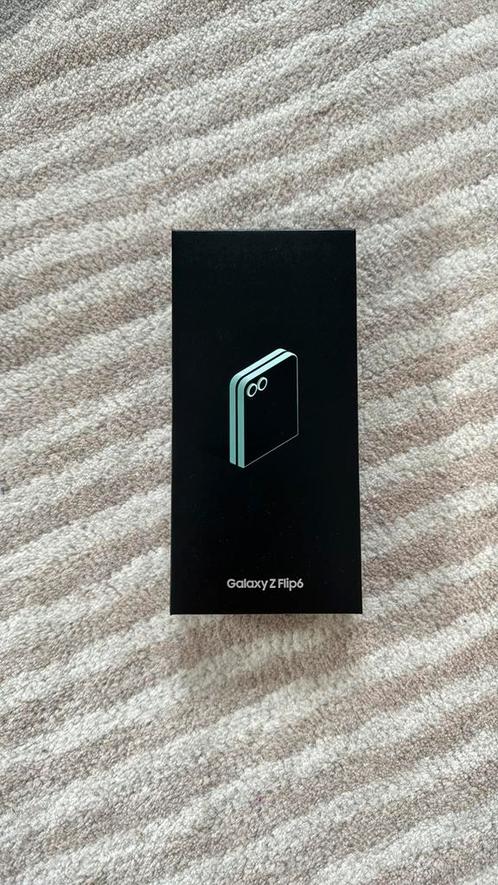 Samsung Z Flip 6 nieuw amp geseald  gratis flipsuit case