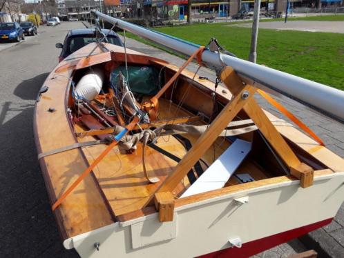 Schakel met trailer voor zeilboot en motor