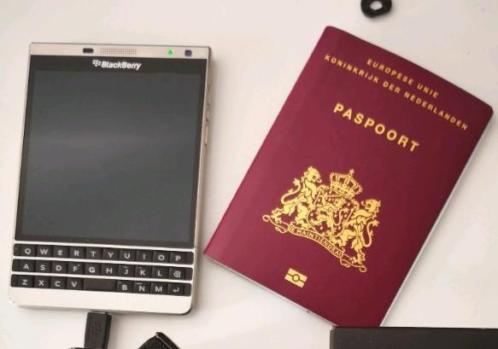Schitterend blackberry passport silver edition met whatsaap