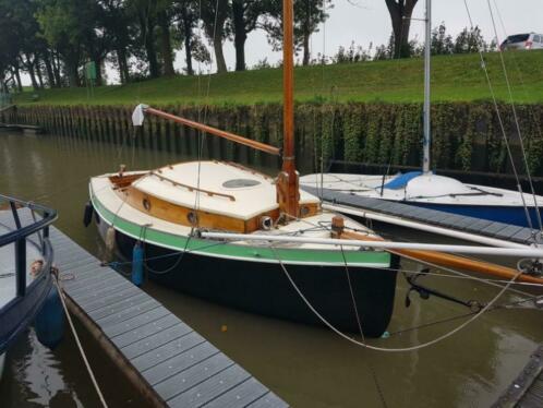 Schitterende antieke houten zeilboot in topstaat